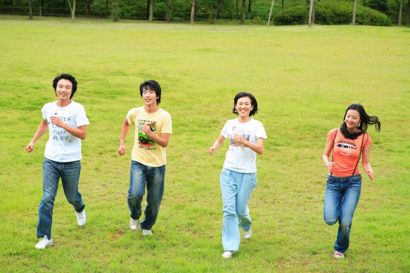 青少年草地遊玩圖片