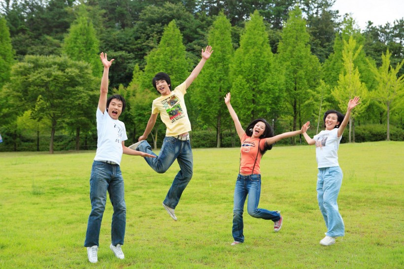 青少年草地遊玩圖片