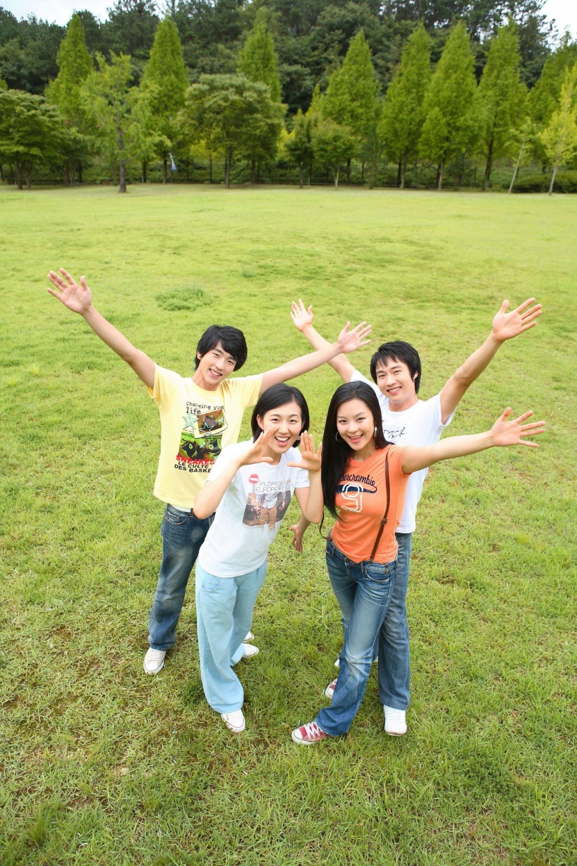 青少年草地遊玩圖片