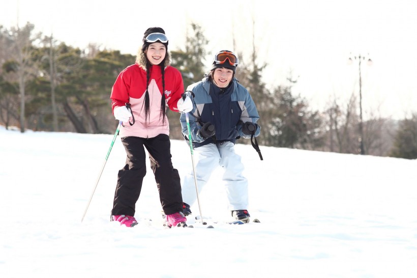 冬季休閑滑雪情侶圖片