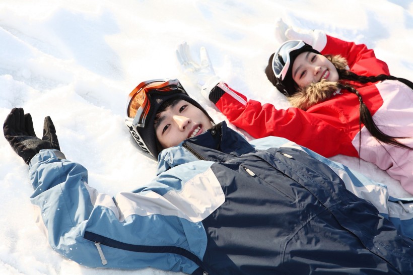 冬季休閑滑雪情侶圖片