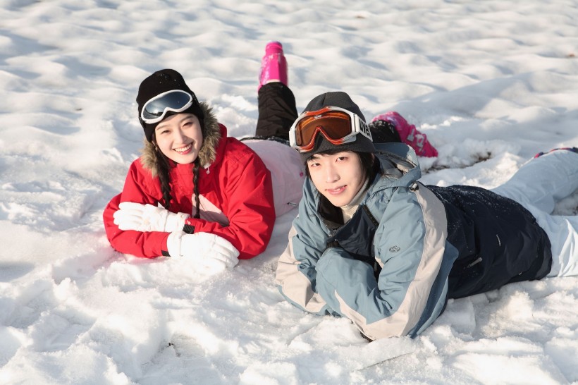 冬季休閑滑雪情侶圖片