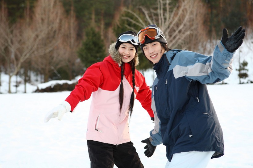 冬季休閑滑雪情侶圖片