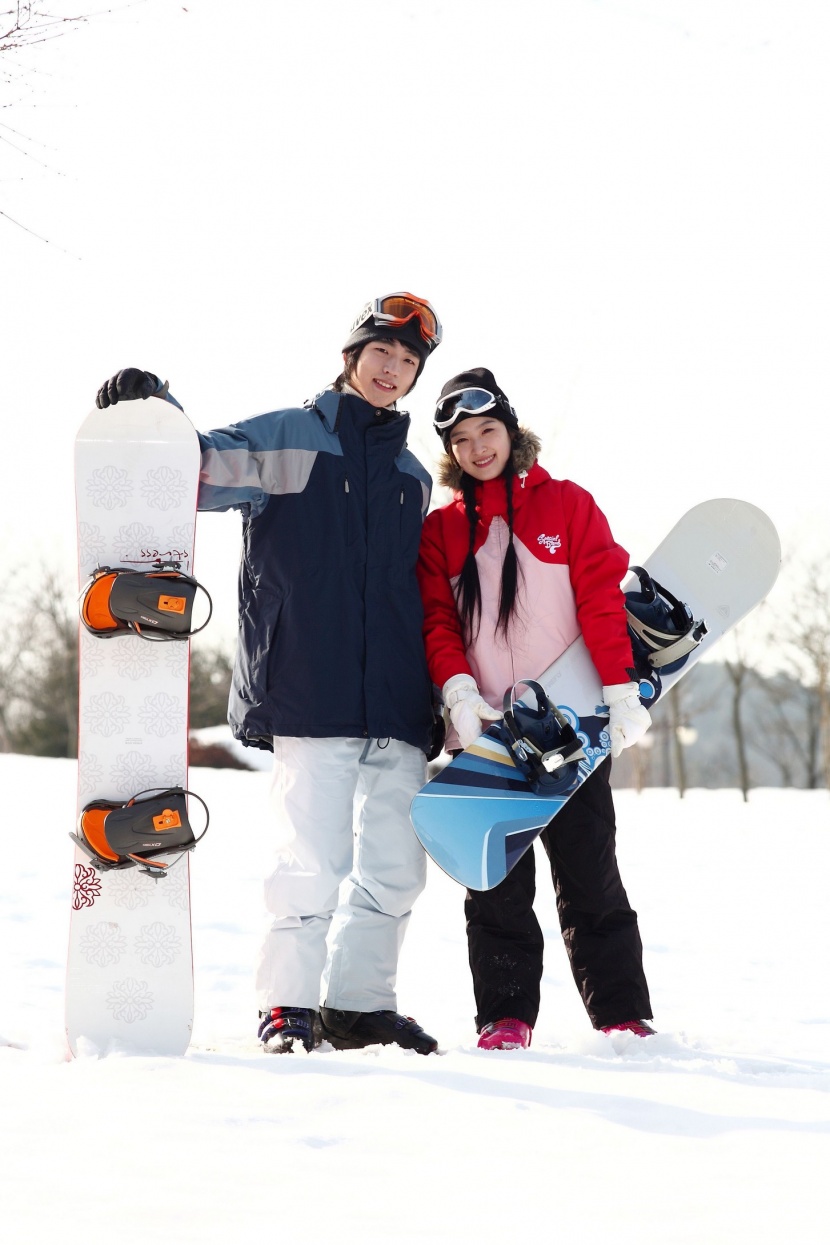 冬季休閑滑雪情侶圖片