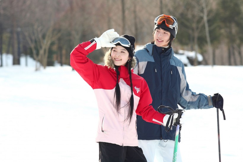 冬季休閑滑雪情侶圖片