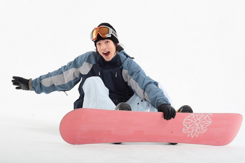 冬季休閑運動男性滑雪圖片