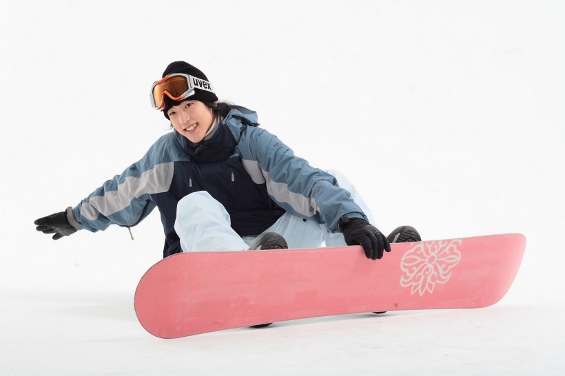 冬季休閑運動男性滑雪圖片