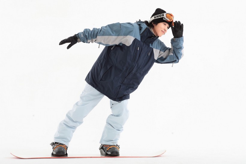 冬季休閑運動男性滑雪圖片