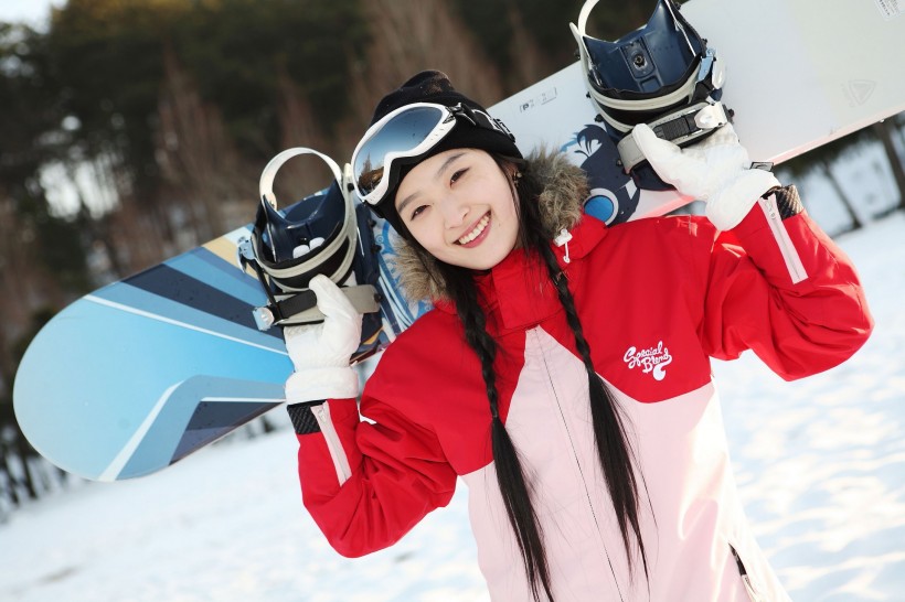 冬季休閑女性滑雪圖片