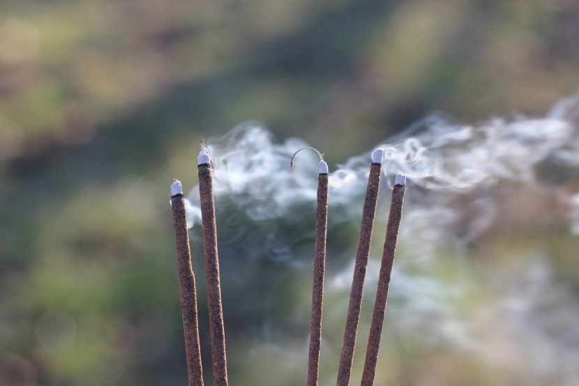 煙氣袅袅的香圖片