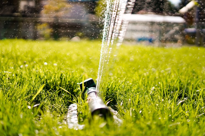 花園綠地自動灑水器圖片