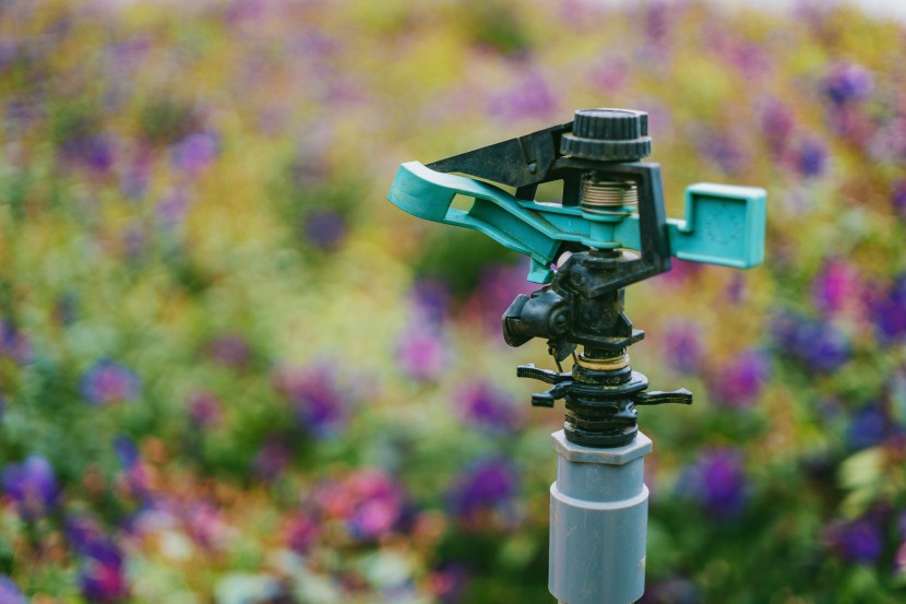 花園綠地自動灑水器圖片