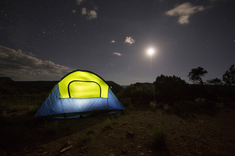 夜晚旅遊露營帳篷圖片