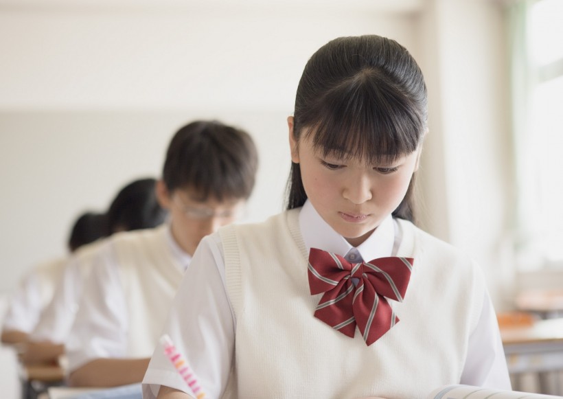 青澀初中女學生