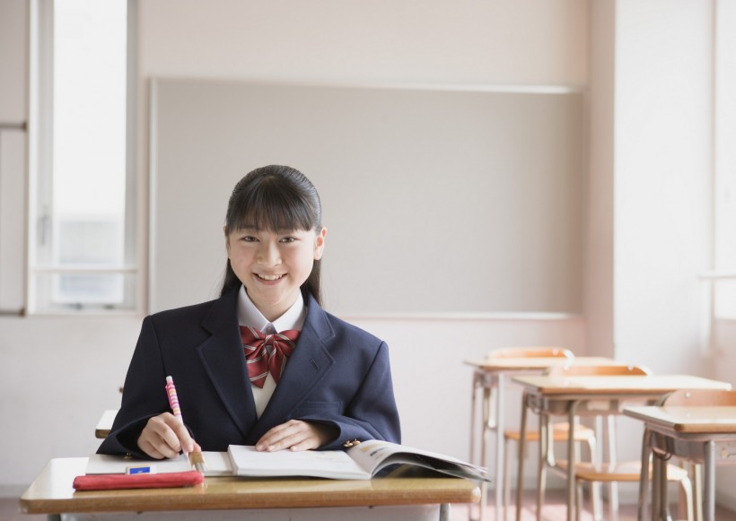 青澀初中女學生