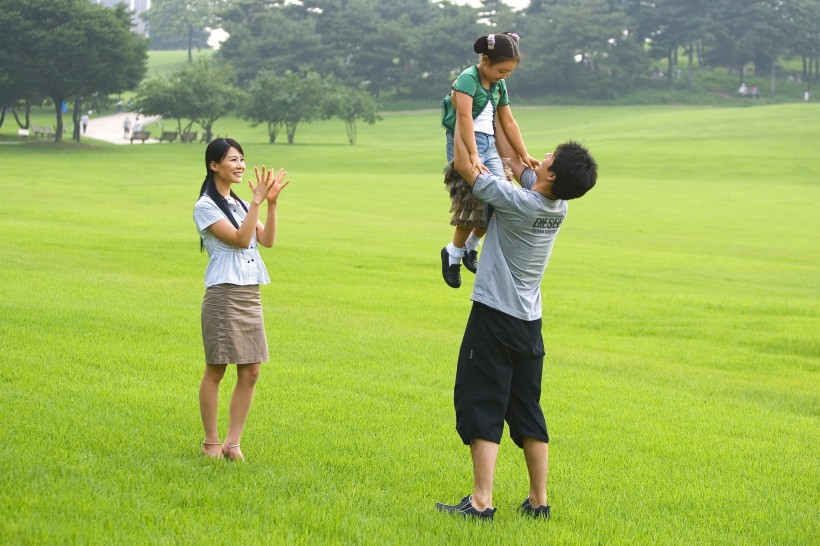 全家踏青休閑圖片