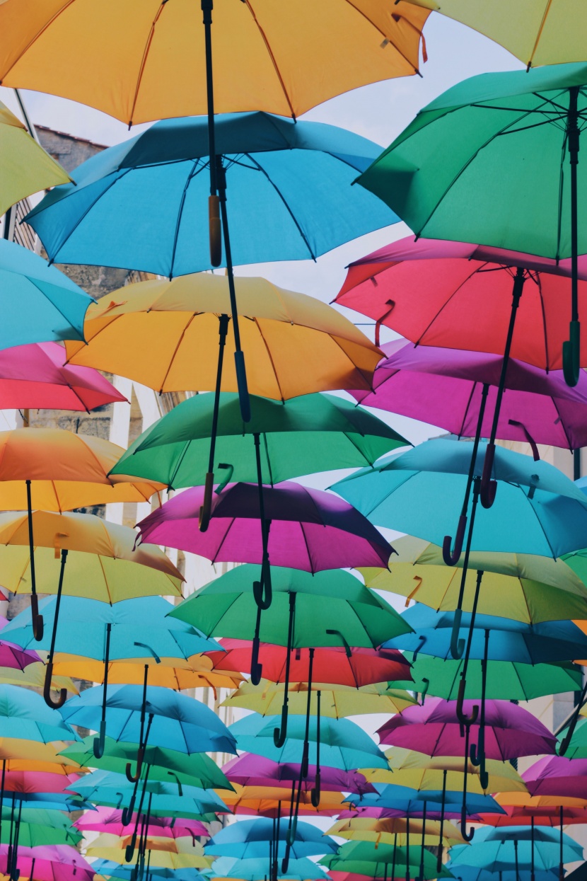 五顔六色的雨傘長廊圖片