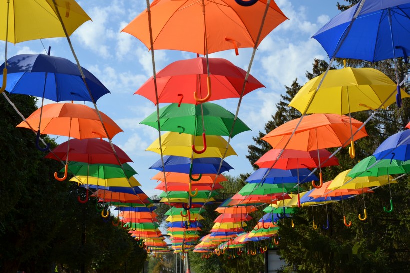 五顔六色的雨傘長廊圖片