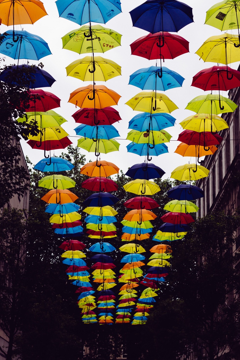 五顔六色的雨傘長廊圖片