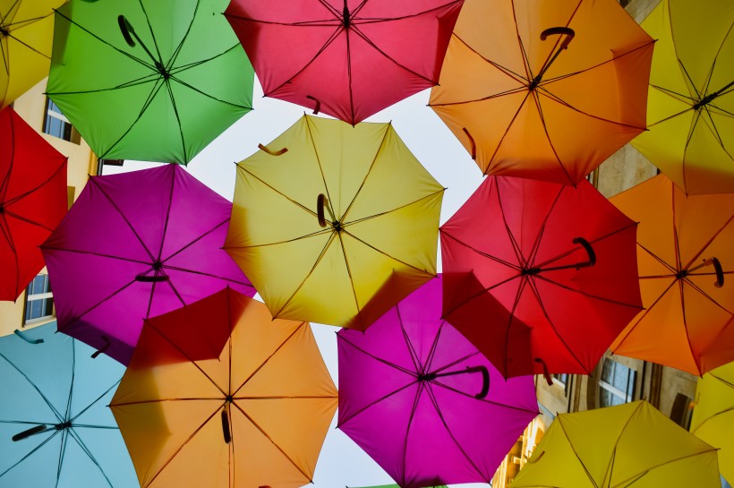 五顔六色的雨傘長廊圖片