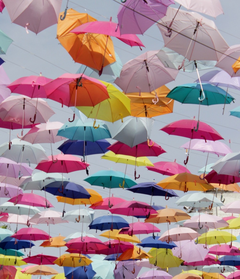 五顔六色的雨傘長廊圖片