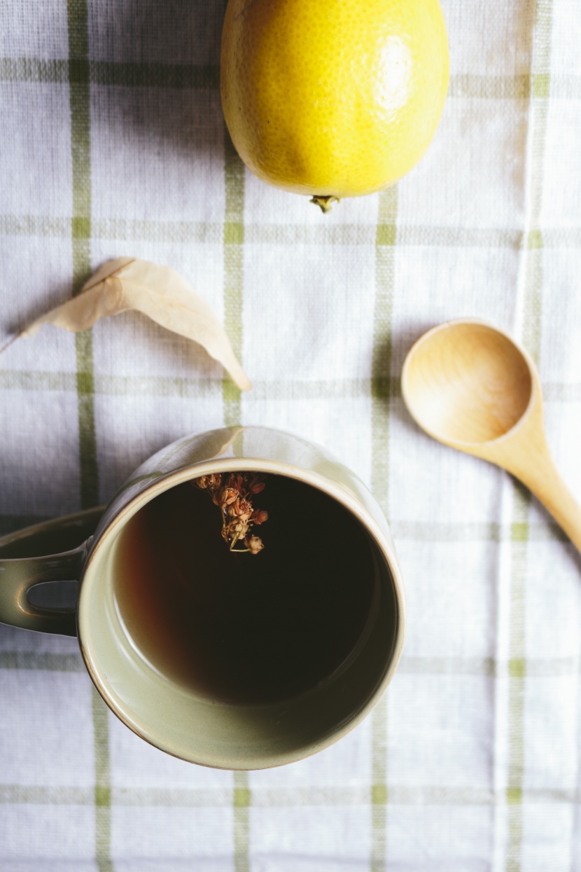 一杯茶和一個勺子圖片