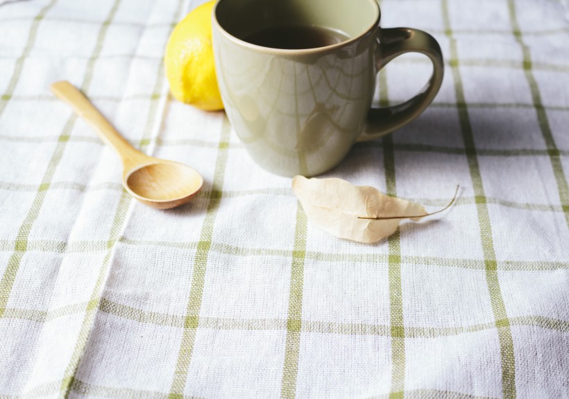 一杯茶和一個勺子圖片