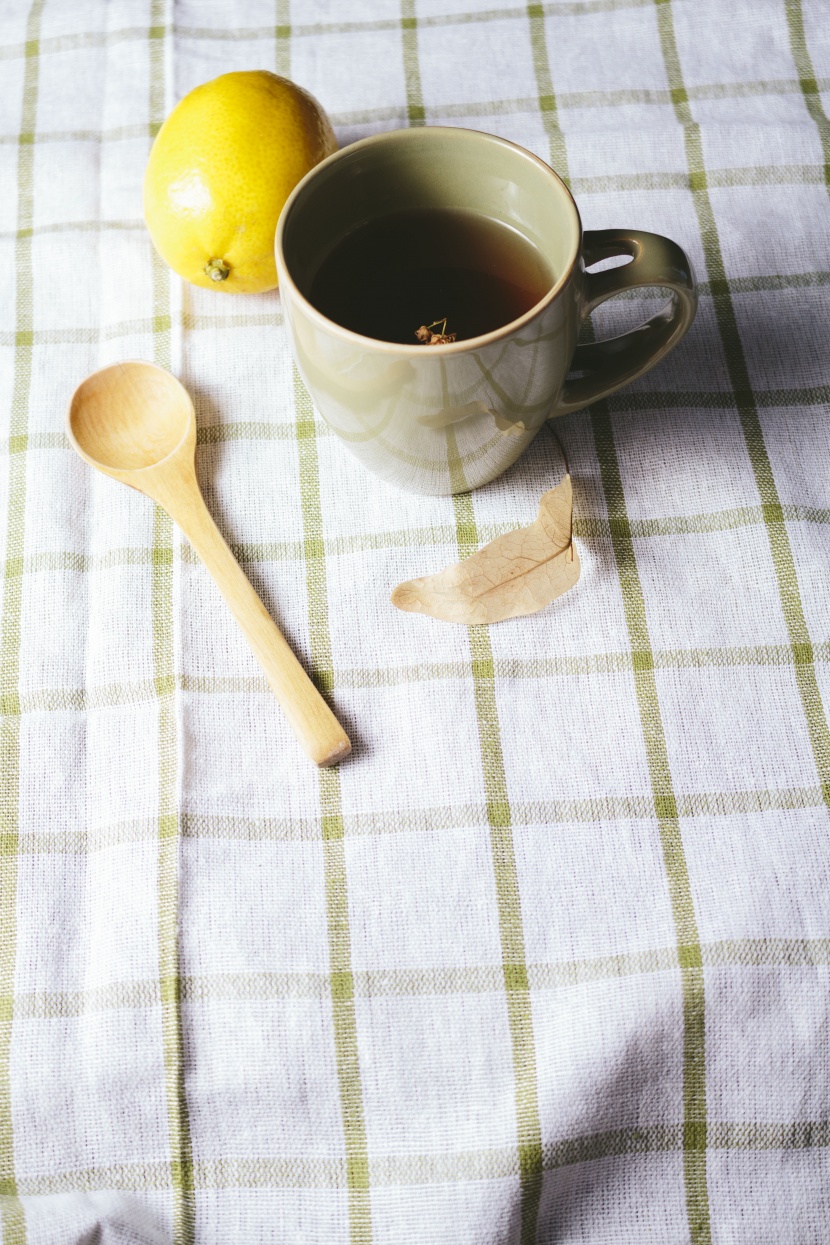 一杯茶和一個勺子圖片