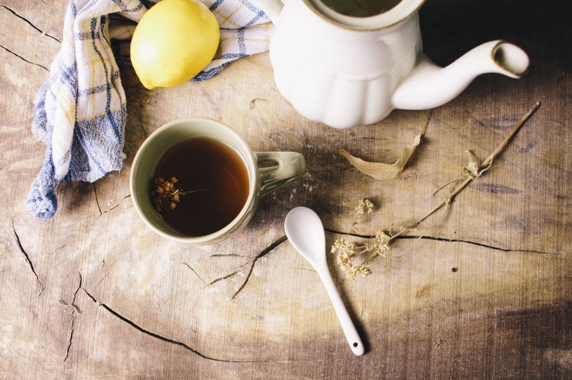 一杯茶和一個勺子圖片