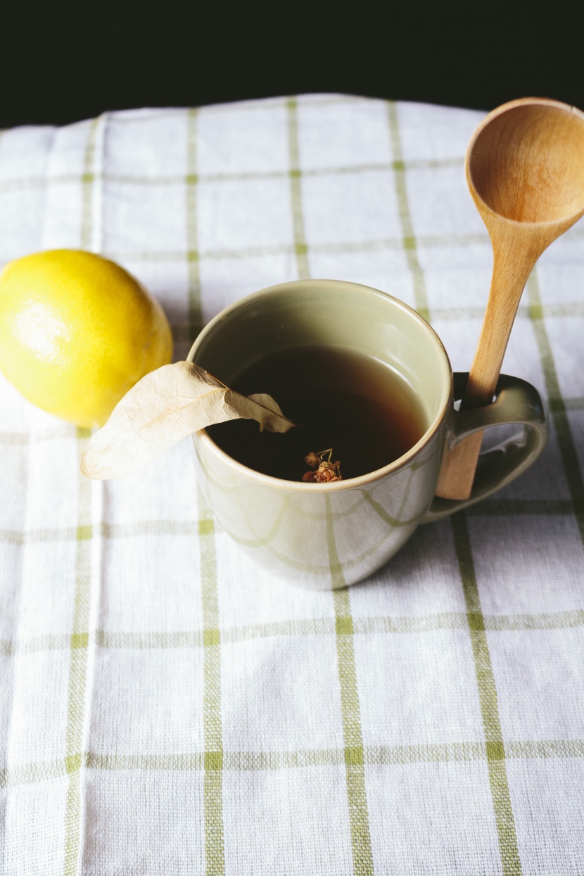 一杯茶和一個勺子圖片