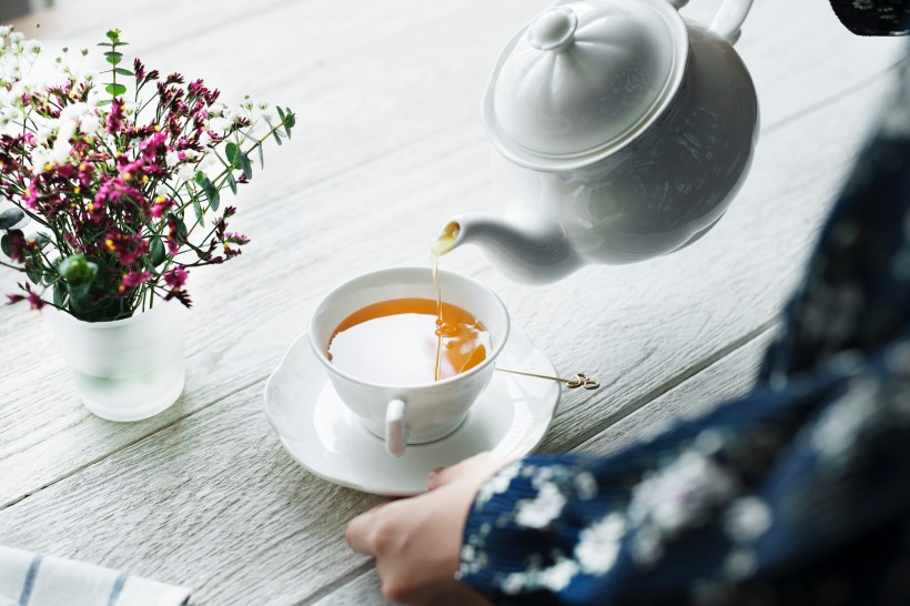 杯子裡的茶水圖片