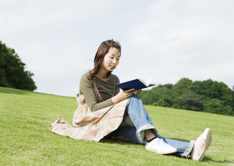 郊外散心的大學生