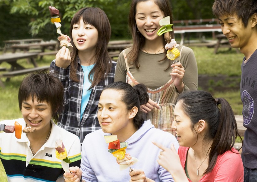 大學生在外自助燒烤圖片