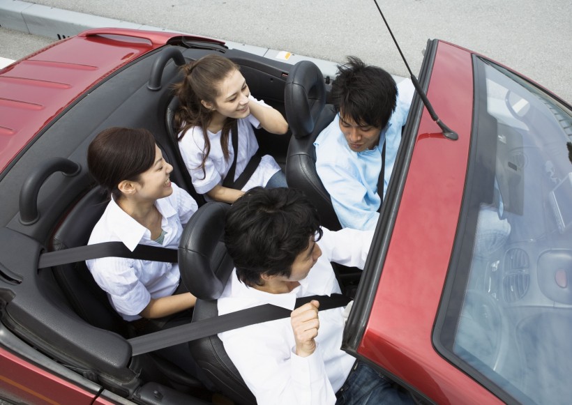 駕車出遊的年輕人圖片