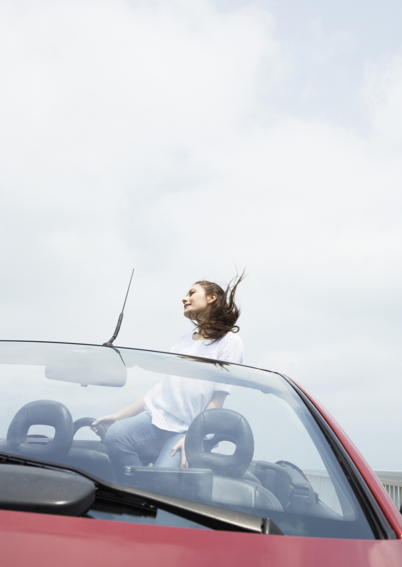 駕車出遊的年輕人圖片