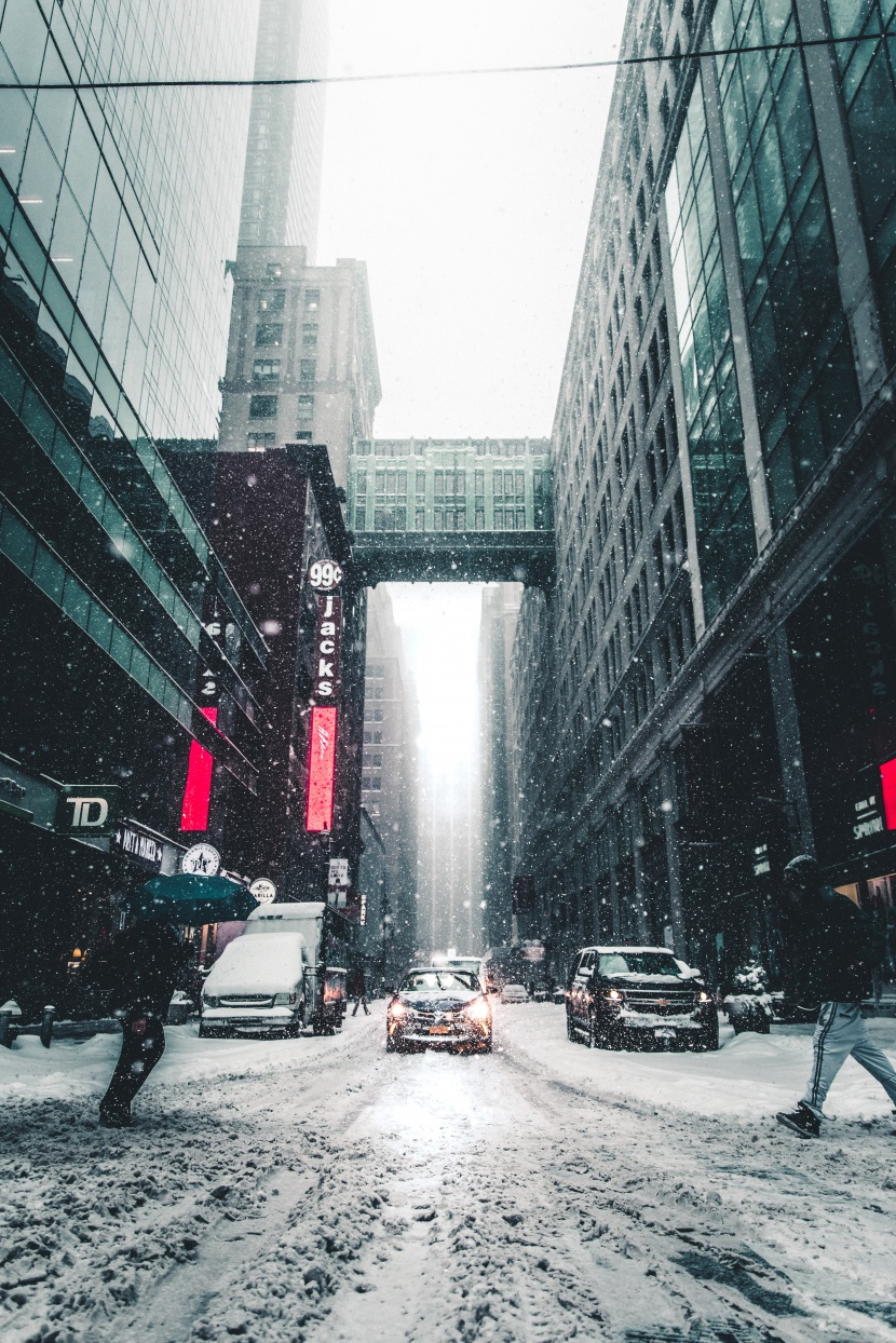 在雪中撐傘的人圖片