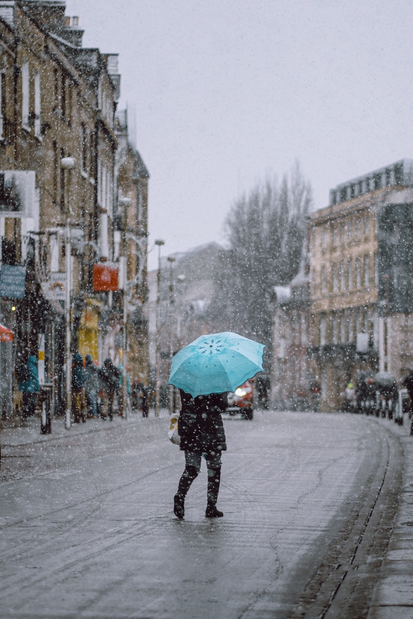 在雪中撐傘的人圖片