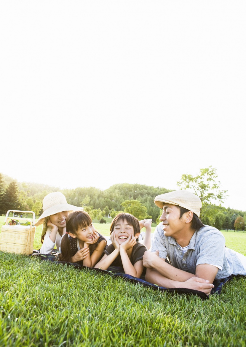 草地上遊玩的一家人