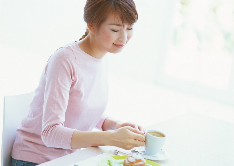 廚房裡的女人圖片