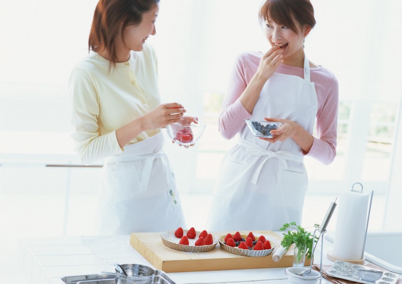 廚房裡的女人圖片