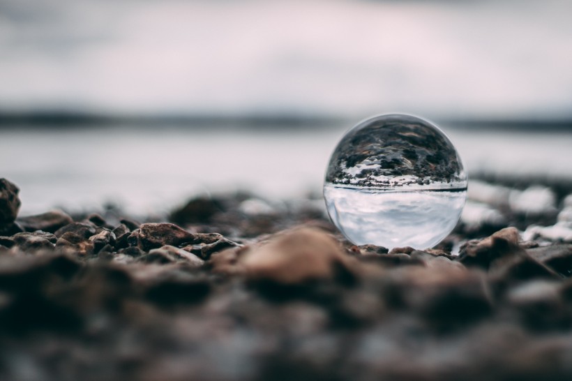 水晶球裡的倒影圖片