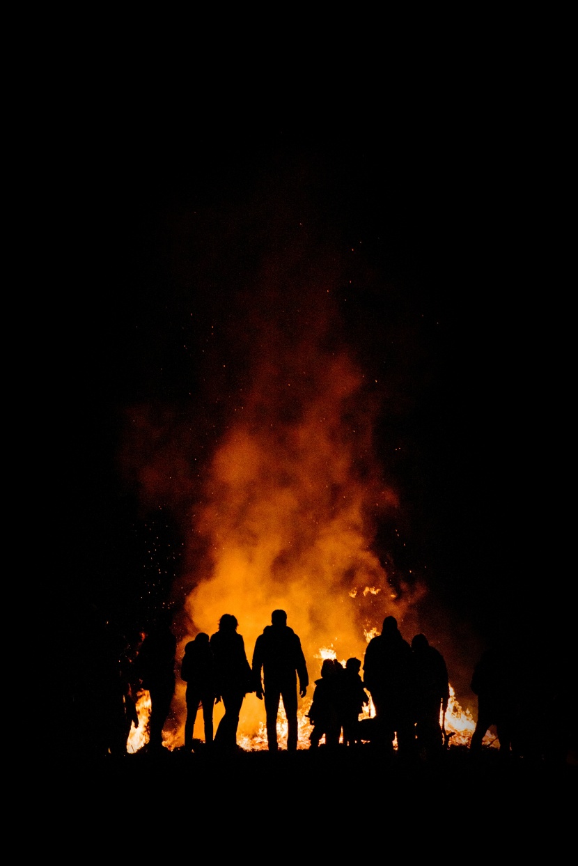 在野外郊遊露營的人圖片