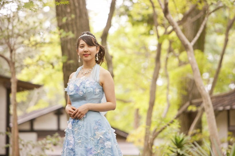 穿着裙子的美女圖片