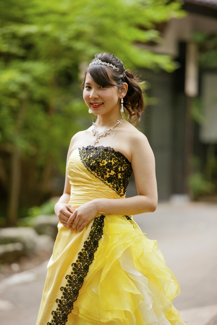 穿着裙子的美女圖片