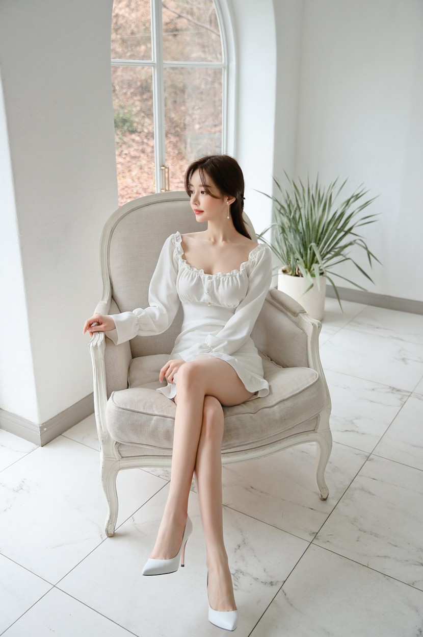 韓國氣質美女網紅模特孫允珠白色低胸連衣裙圖片