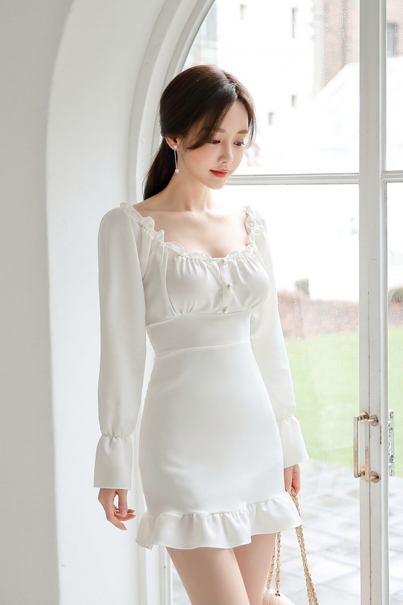 韓國氣質美女網紅模特孫允珠白色低胸連衣裙圖片