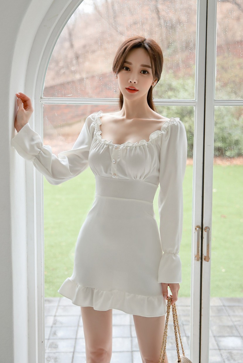 韓國氣質美女網紅模特孫允珠白色低胸連衣裙圖片