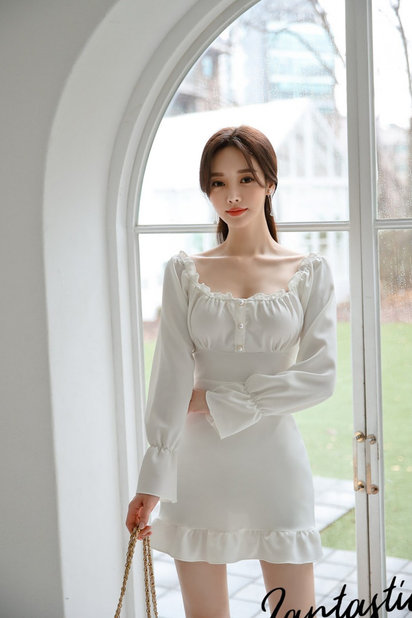 韓國氣質美女網紅模特孫允珠白色低胸連衣裙圖片