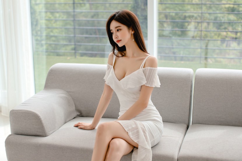 韓國氣質美女網紅模特孫允珠白色低胸連衣裙圖片