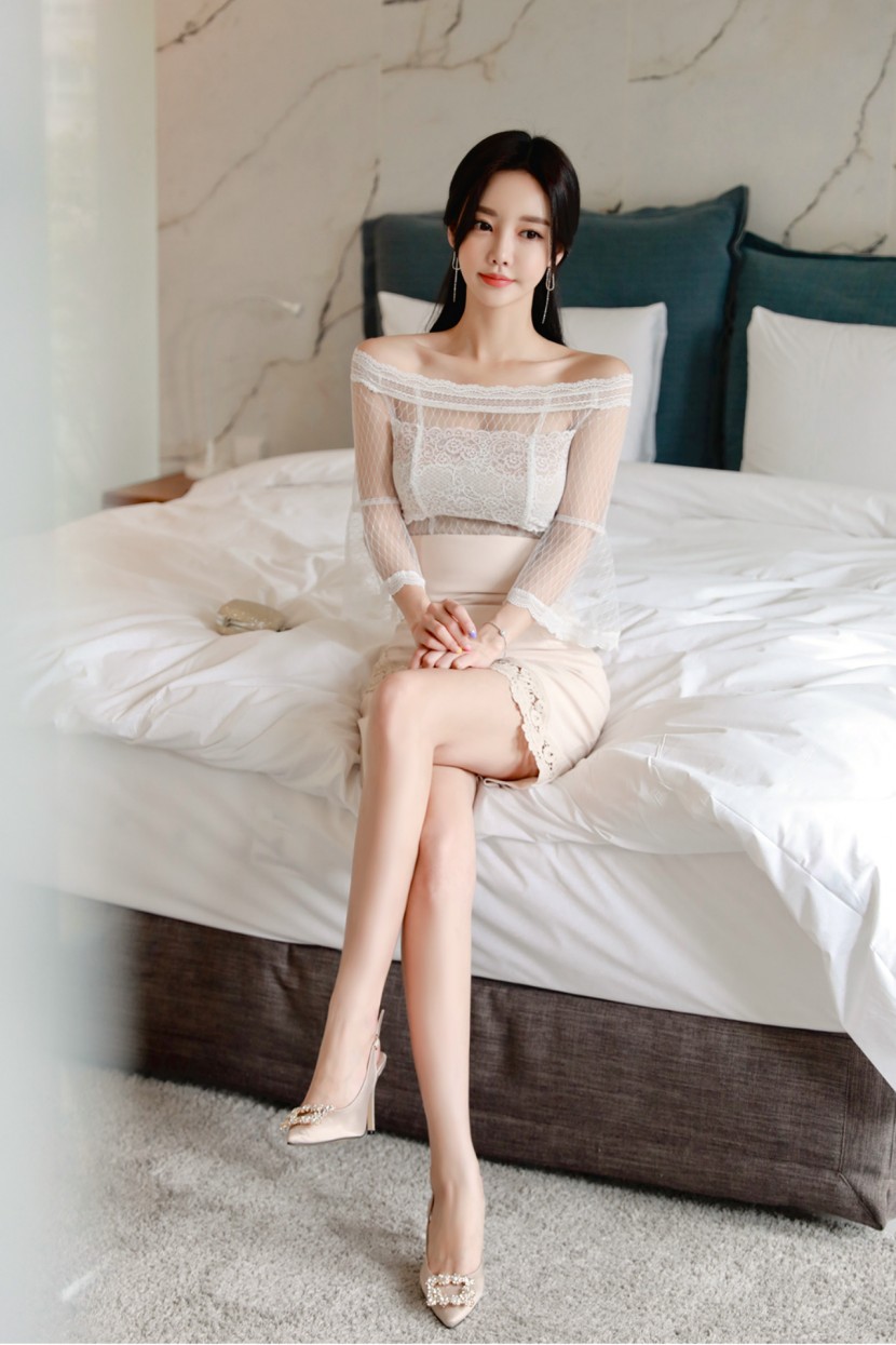 韓國美女孫允珠清新脫俗白紗無袖衫搭配包身裙圖片
